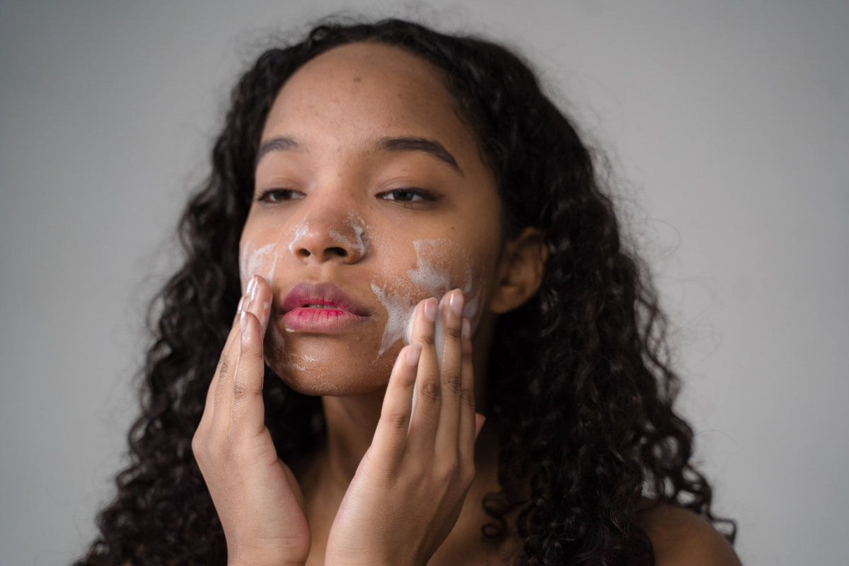 How to use cleansing milk on your face
