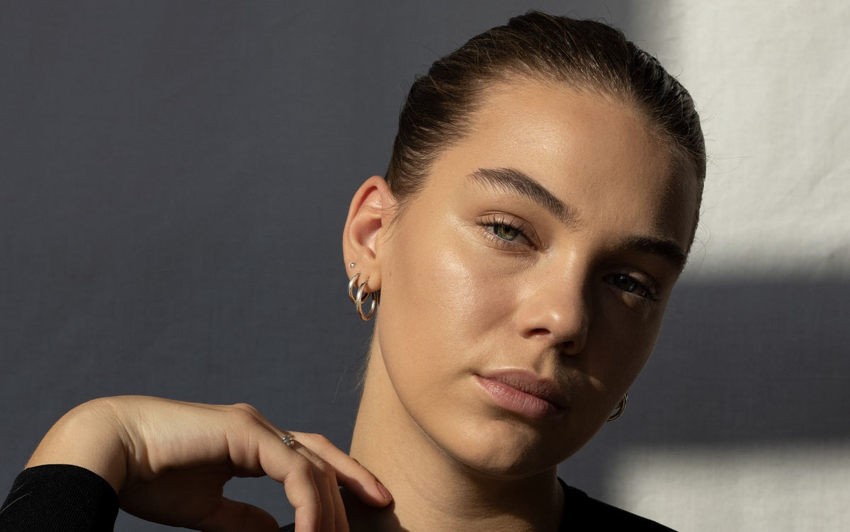 Peau sensible du visage : causes, symptômes et traitement approprié