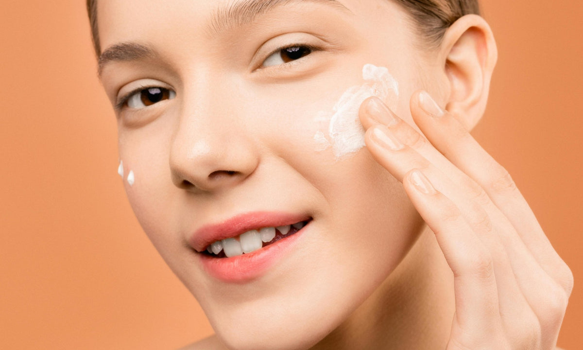 Routine de soin avec des cosmétiques à la bave d'escargot