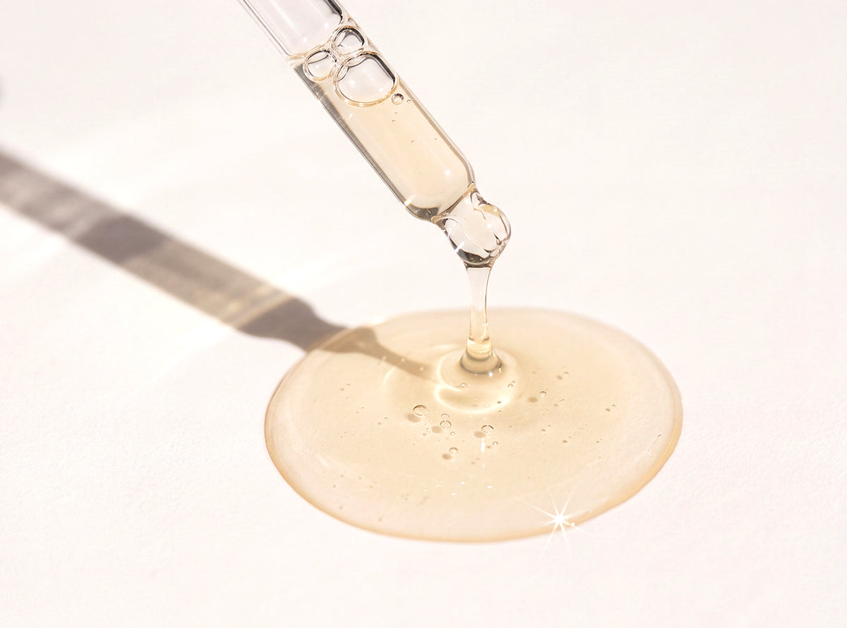 Un sérum anti-âge à 80 % de bave d'escargot certifiée biologique. Acétyl hexapeptide-8 et vitamine E.