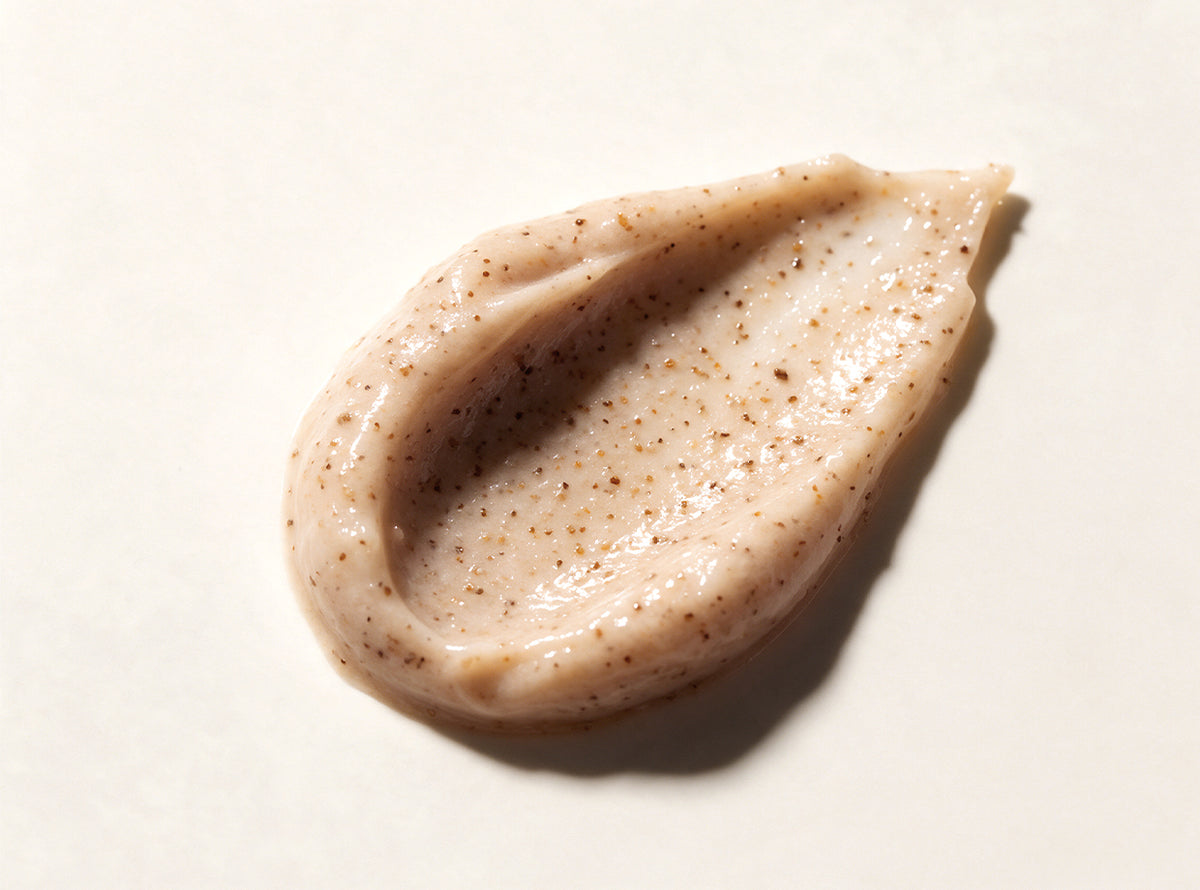 Uno scrub viso esfoliante che leviga con granuli vegetali e idrata con la Bava di Lumaca da Certificazione Biologica.