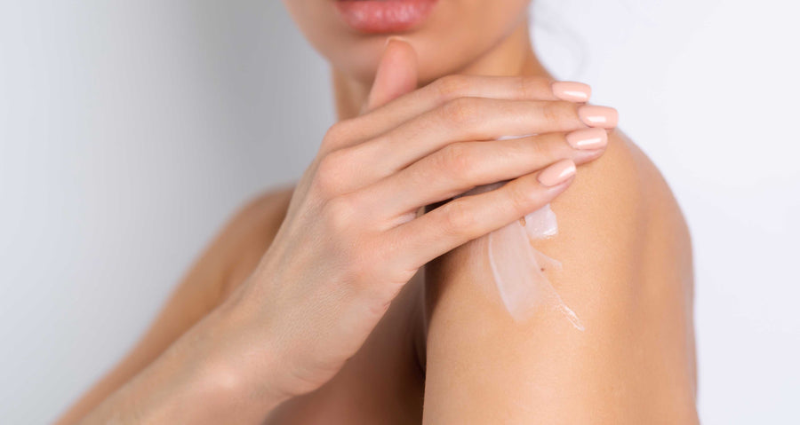 persona che usa creme corpo alla bava di lumaca